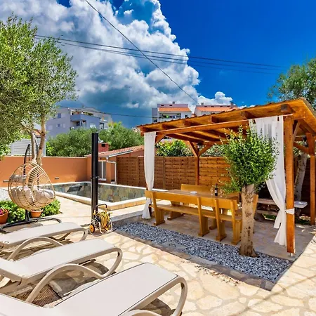 Lovely Leisure With Pool شقة